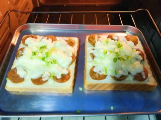 10、简易吐司披萨,撒点葱花。