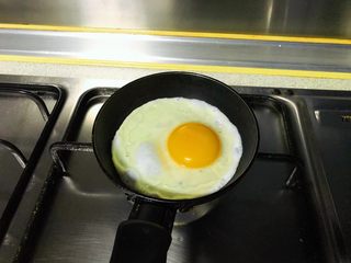 13、简易吐司披萨,磕入一粒蛋，小火煎至表面凝固。