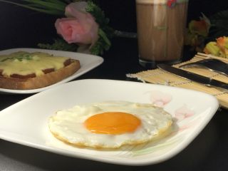 14、简易吐司披萨,漂亮的煎蛋出炉。