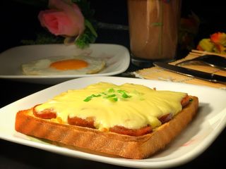 16、简易吐司披萨,配上一杯巧克力奶，完美的一天开始了。