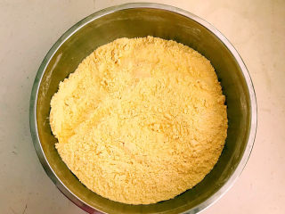 4、黄金小馒头,把两种面粉调匀