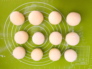 11、黄金小馒头,揉成光滑的面团