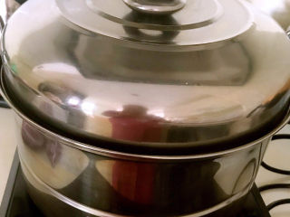 13、黄金小馒头,把笼屉放入蒸锅，大火烧开后蒸15分钟，关火后焖5分钟