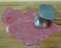 2、红酒黑椒牛排,用肉锤将牛里脊的筋拍散