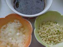 5、红酒黑椒牛排,料汁材料:大蒜切成碎末、洋葱切成小丁,将两勺葡萄酒、两勺生抽、一勺白糖、半勺黑胡椒碎搅拌在一起