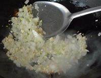 6、红酒黑椒牛排,锅内倒入橄榄油,将蒜末和洋葱丁倒入炒香变色