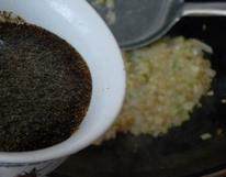 7、红酒黑椒牛排,倒入调好的红酒黑椒汁。翻炒均匀