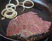 10、红酒黑椒牛排,取一个平底不粘锅,倒入橄榄油,大火。油热后放入腌制好的牛排