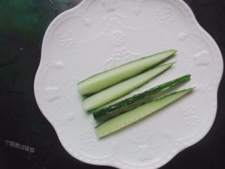 2、手卷饭团,黄瓜洗干净,切成条