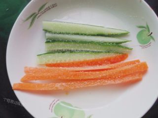 4、手卷饭团,用白醋,糖,盐腌制一小时