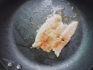 6、手卷饭团,国内放入少许油,放入鸡胸肉煎至