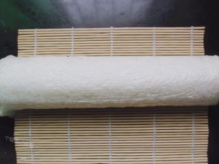 15、手卷饭团,外面用保鲜膜包的,从中间对切开即可