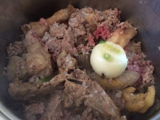 1、意大利肉酱千层面,将准备好的肉放入锅中熬制