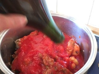 2、意大利肉酱千层面,倒入适量番茄酱、辣椒粉、盐熬制