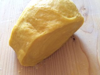 9、意大利肉酱千层面,揉好后切成两或三等分备用