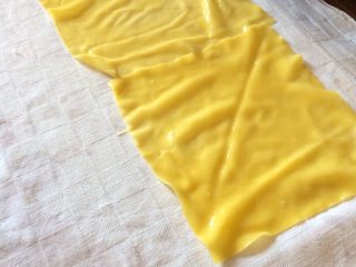 15、意大利肉酱千层面,将水挤干后放摊在吸水布上备用