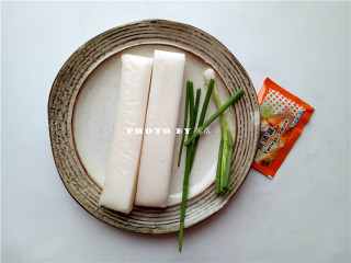 1、照烧年糕,备好食材：年糕、小葱、照烧酱；