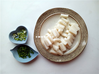 2、照烧年糕,年糕切条状；小葱切末，葱白葱绿分开；