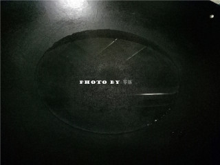 3、照烧年糕,煮锅倒入适量清水煮开；