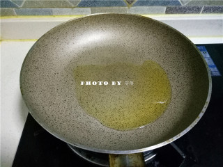 5、照烧年糕,不粘锅倒入适量植物油烧热；
