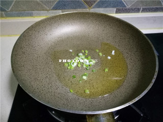 6、照烧年糕,放入葱白炒香；