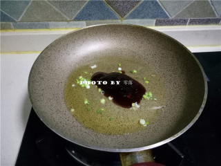 7、照烧年糕,放入照烧酱翻炒；