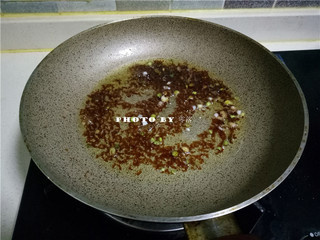 8、照烧年糕,将照烧酱炒出香味，需时时翻搅；