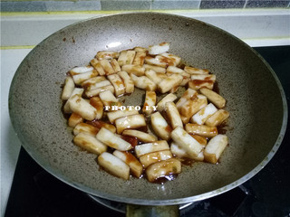 9、照烧年糕,放入年糕，裹上照烧酱；