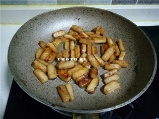 10、照烧年糕,煎至收汁，年糕表面有脆皮即可关火；