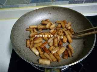 11、照烧年糕,调入适量盐；