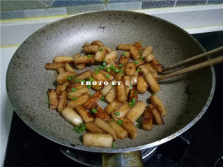 12、照烧年糕,撒入葱绿；