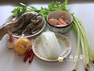 1、过年菜----泰式海鲜沙拉,准备好所需要的食材