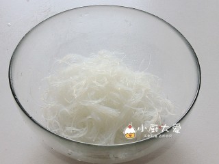9、过年菜----泰式海鲜沙拉,捞出放在一个大的搅拌碗里