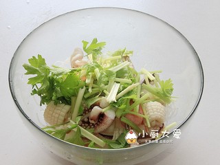 11、过年菜----泰式海鲜沙拉,把香芹段放入