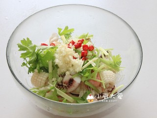 12、过年菜----泰式海鲜沙拉,大蒜碎和小米辣圈也放进碗里