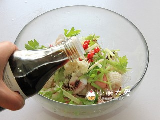 14、过年菜----泰式海鲜沙拉,倒入虾汁