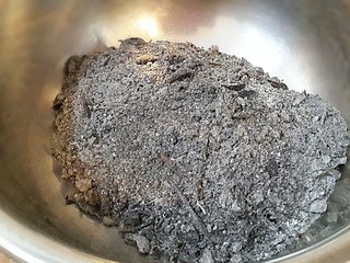 1、古法特制、天然植物碱水粽,豆荚烧成灰加水煮开后过滤出来的就是天然植物碱水了。