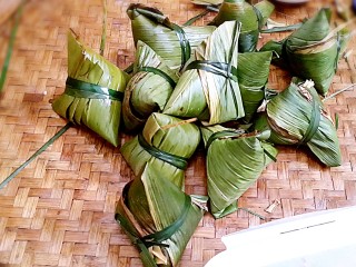 6、古法特制、天然植物碱水粽,喜欢什么形状就怎么包。