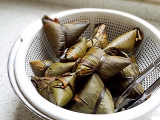 7、古法特制、天然植物碱水粽,包好的粽子煮个3小时。
