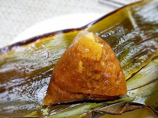 8、古法特制、天然植物碱水粽,出锅即可品尝。