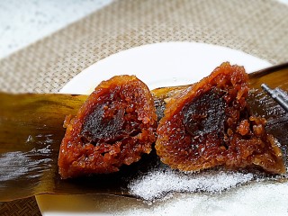 9、古法特制、天然植物碱水粽,沾上砂糖，味道没得说。