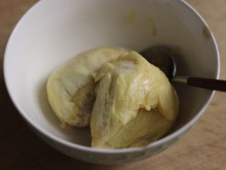 1、乳酪榴莲土司披萨,准备好熟透的榴莲肉