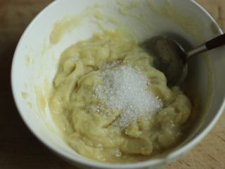 3、乳酪榴莲土司披萨,加入一勺白糖，搅拌均匀