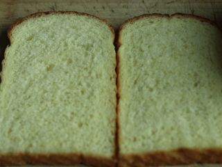 4、乳酪榴莲土司披萨,将土司片平铺在案板上