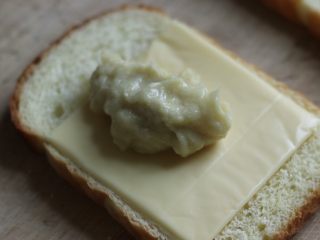 7、乳酪榴莲土司披萨,舀一大勺榴莲泥到奶酪片上