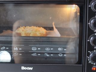 11、乳酪榴莲土司披萨,烤箱上火170度下火130度十分钟