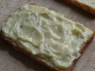 8、乳酪榴莲土司披萨,涂抹均匀