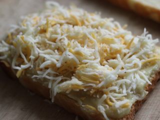 9、乳酪榴莲土司披萨,撒上马苏里拉奶酪或者综合奶酪碎