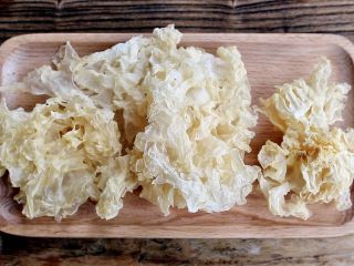 1、牛奶杏仁银耳,准备食材