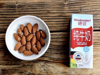 2、牛奶杏仁银耳,准备食材，牛奶最好用脱脂牛奶